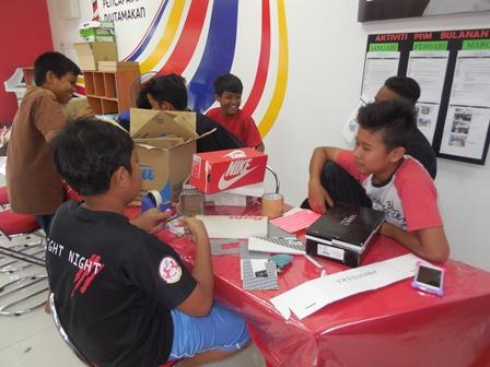MEREKACIPTA ROBOT DARI BAHAN TERBUANG  ENJIN CARIAN YOUTUBE  4